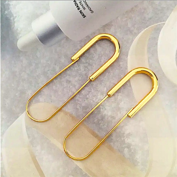 NEW 18K GOLD PLATED SAFETY PIN HOOP EARRINGS - Picture 5 of 6